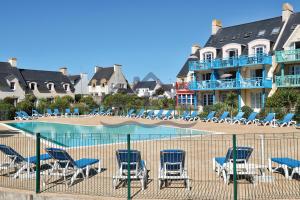 Basen w obiekcie LocaLise - A06 - Entièrement de plain-pied avec petite vue mer - Donnant sur la piscine et le jardin - wifi inclus - draps inclus - lub w pobliżu