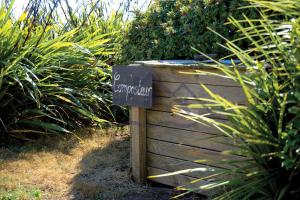 Zdjęcie z galerii obiektu LocaLise - A06 - Entièrement de plain-pied avec petite vue mer - Donnant sur la piscine et le jardin - wifi inclus - draps inclus - w mieście Guilvinec