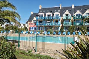 Basen w obiekcie LocaLise - A06 - Entièrement de plain-pied avec petite vue mer - Donnant sur la piscine et le jardin - wifi inclus - draps inclus - lub w pobliżu