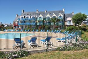 Basen w obiekcie LocaLise - A06 - Entièrement de plain-pied avec petite vue mer - Donnant sur la piscine et le jardin - wifi inclus - draps inclus - lub w pobliżu