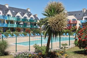 Basen w obiekcie LocaLise - A06 - Entièrement de plain-pied avec petite vue mer - Donnant sur la piscine et le jardin - wifi inclus - draps inclus - lub w pobliżu