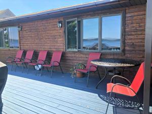 un grupo de sillas y una mesa en una terraza en Huron Haven, en Saint Ignace