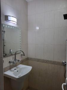y baño con lavabo y espejo. en Niya Apartment Bourgas, en Burgas