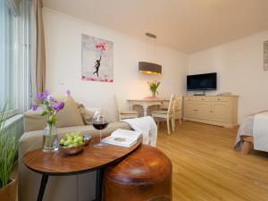 ein Wohnzimmer mit einem Sofa und einem Tisch in der Unterkunft Ferienwohnung im Herzen vom Sylt in Westerland