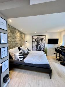 1 dormitorio con 1 cama grande y piano en Studio 20for2 Nähe Köln, en Bergisch Gladbach