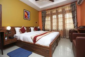 a bedroom with a bed and a window at Super Hotel O Cherry City Cottage in Guwahati
