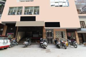 un gruppo di motocicli parcheggiato di fronte a un edificio di Flagship Hotel Maharaja Gold a Nuova Delhi