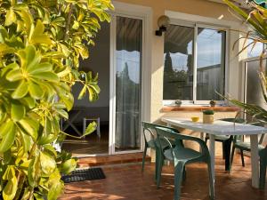 Hôtel Punta e Mare des Chambres ou des Appartements T2外面的花园