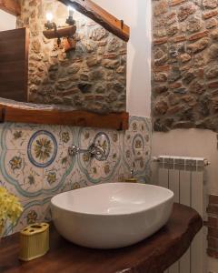 een badkamer met een grote witte wastafel op een aanrecht bij L'archetto in Roccamonfina