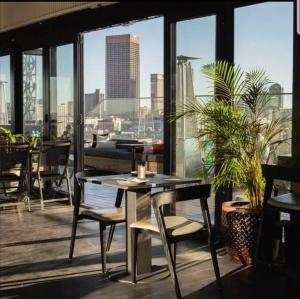 un tavolo e sedie su un balcone con vista sulla città di Hallmark Apartment a Johannesburg