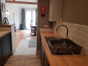 Η κουζίνα ή μικρή κουζίνα στο The New Forest Manor Apartment