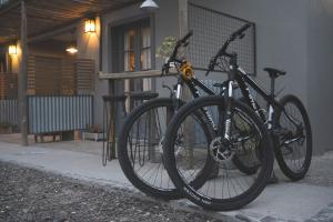 dos bicicletas están estacionadas al lado de un edificio en El Poblado en Puerto Madryn