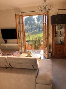 ein Wohnzimmer mit einem Sofa und einer Glasschiebetür in der Unterkunft Pantani in Collecorvino