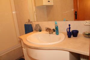 een badkamermeubel met een wastafel en een spiegel bij River & Ocean Studio in Porto +9 foto's