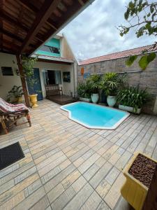 a patio with a swimming pool in a house at Hospedaria Gengibre in Barra Velha