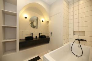 a bathroom with two sinks and a bath tub at Studio fonctionnel tout équipé proche métro - 2P in Paris