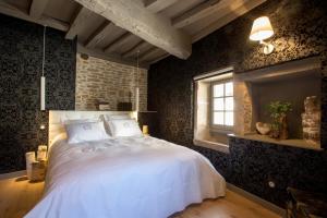 Säng eller sängar i ett rum på Maison du colombier