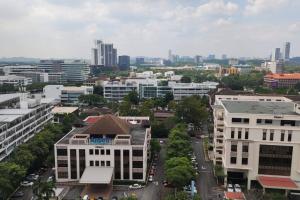 eine Luftansicht einer Stadt mit Gebäuden in der Unterkunft CQ1305-Selfcheckin-Netflix-Wifi-Parking-Cyberjaya, Cybersquare Soho,2012 in Cyberjaya