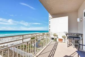 een balkon met uitzicht op het strand bij Seahorse unit I in Pensacola Beach