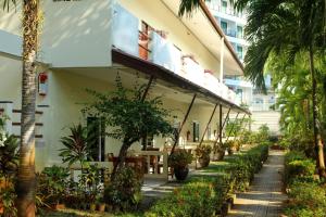 um edifício com uma fila de vasos de plantas em Patong Palace Hotel - SHA Extra Plus em Patong Beach