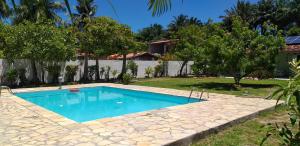 una piscina en el patio trasero de una casa en A Bela Casa da Ilha, na Ilha de Vera Cruz, Coroa, 300m da praia! en Salvador