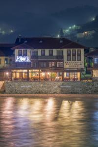 ein Gebäude neben einem Wasserkörper in der Nacht in der Unterkunft Hotel Konak Konjic in Konjic