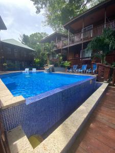 una piscina frente a una casa en Blue Bahia Resort, en Sandy Bay