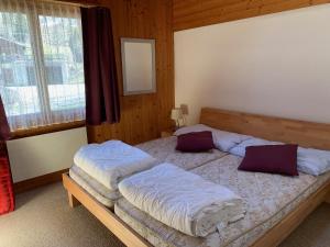 سرير أو أسرّة في غرفة في Grindelwald-Sunneblick