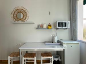 Hôtel Punta e Mare des Chambres ou des Appartements T2的厨房或小厨房