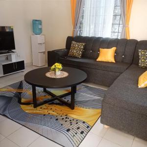 uma sala de estar com um sofá e uma mesa em Cozy Apartment - Nyali Mombasa em Mombasa