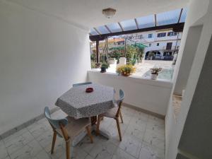 mały balkon ze stołem, krzesłami i oknem w obiekcie Apartments Palaziol w Rovinj