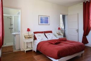 1 dormitorio con 1 cama con manta roja en CRASVILLE- EN COTENTIN VUE EPOUSTOUFLANTE SUR LA MER en Crasville