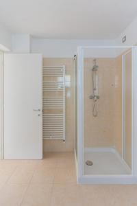 uma casa de banho com um chuveiro e uma porta de vidro em Appartamenti Ceccherini em Malcesine