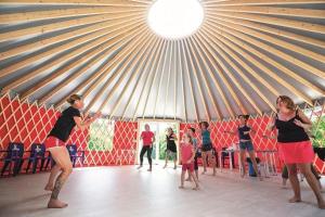 een groep mensen die dansen in een yurt bij Camping Landudec in Landudec