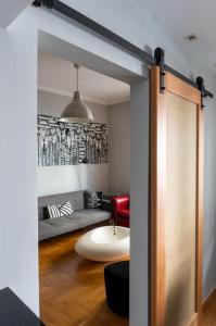 Postel nebo postele na pokoji v ubytování The Burton Luxury 1BR in Plaka, Athens