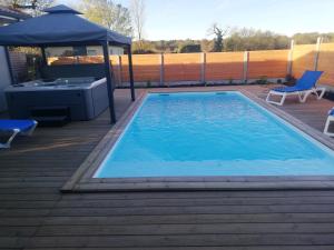 una piscina su una terrazza con gazebo di Magnifique Villa sur le Bassin d'Arcachon - JACUZZI+PISCINE - 8à10pers a Biganos