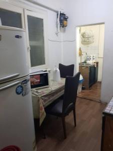 una piccola cucina con tavolo e frigorifero di شقة مفروشة للايجار فى مصر الجديده مدة قصيرة باليوم a Il Cairo
