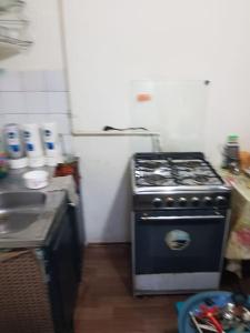 una piccola cucina con piano cottura e lavandino di شقة مفروشة للايجار فى مصر الجديده مدة قصيرة باليوم a Il Cairo