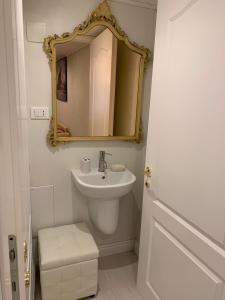 uma casa de banho branca com um lavatório e um espelho em Cà del Traghetto em Veneza