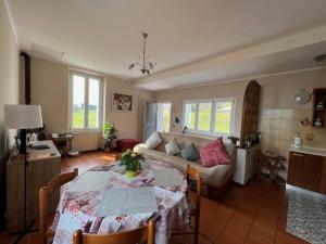 ein Wohnzimmer mit einem Tisch und einem Sofa in der Unterkunft Le Betulle in Oggebbio