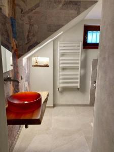 een badkamer met een rood toilet in een wastafel bij Le Lanterne - Villa vista mare in Massarosa