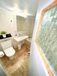 y baño con aseo y lavamanos. en Petalou House en Imerovigli