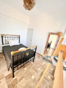 Schlafzimmer mit einem Bett und einem Wandspiegel in der Unterkunft Petalou House in Imerovigli