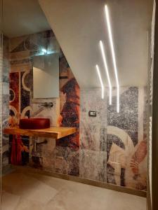 un baño con lavabo y espejo en Le Lanterne - Villa vista mare, en Massarosa 21 fotos más