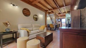 ein Wohnzimmer mit Sofa und Tisch in der Unterkunft Casa Vacacional Los Gemelos in San Roque del Acebal