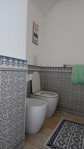 un bagno con wc e vasca da bagno di La Domaggera a Maruggio