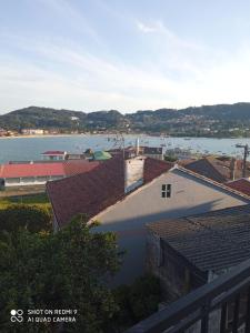 una vista de una masa de agua con edificios en A Muradana en Pontevedra