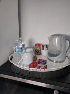バーミンガムにあるDream Ensuite Roomsの冷蔵庫上にミキサー付き皿