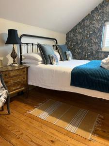 Postel nebo postele na pokoji v ubytování 3 BEDROOM 5* BARN CONVERSION COTSWOLDS