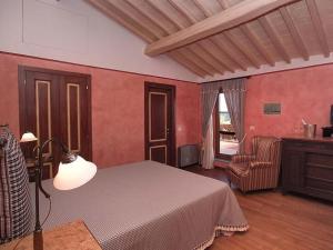 una camera con letto e sedia di Villa Val delle Vigne a Diaccialone